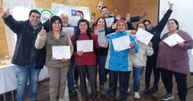 Dirigentes y socios de las Comunidades Indígenas de la Cuenca del Lago Huillinco-Cucao se capacitan en alfabetización digital.