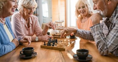 Juegos de mesa en adultos mayores, una forma lúdica de cuidar la mente y el corazón