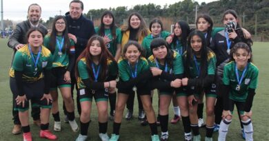 Niñas de la Escuela Kimün Lawal de Alerce ganaron la fase comunal de fútbol de los Juegos Deportivos Escolares