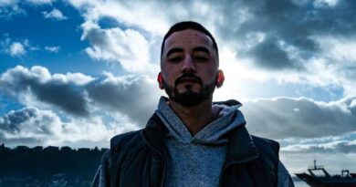 Juanek y Elescribas lanzan ‘Lamentarse o enfrentarlo’: otro adelanto del nuevo disco del calbucano