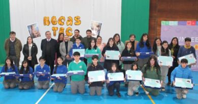 81estudiantes de San Pablo recibieron computadores de Junaeb