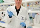 Científico puertomontino lidera investigación que vincula microplásticos con el cáncer de mama