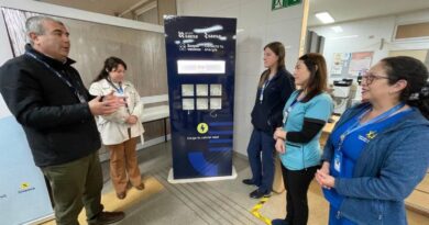 Nuevo tótem de carga mejora experiencia de usuarios en Cesfam Pampa Alegre de Francke