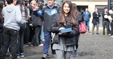 Antonella González fue recibida como una heroína por sus compañeros y profesores del Carmela Carvajal
