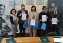En el marco del Congreso RedLac 2025 que se realizó en  Chile, que reúne a expertos internacionales de 20 países y de 34 fondos ambientales, los cuales fomentan iniciativas que refuercen las capacidades y gestiones en las áreas protegidas, se realizó una visita técnica al Parque Nacional Vicente Pérez Rosales para conocer la gestión que se desarrolla en esta unidad por parte de la Corporación Nacional Forestal (CONAF) Los fondos ambientales que componen RedLac son pioneros en el desarrollo de mecanismos financieros innovadores, capaces de generar impactos, tanto a nivel local, regional y global, con el objetivo central de conservar la biodiversidad y promover el desarrollo de los parques nacionales. Por ello, en el contexto de este congreso realizado en Chile, organizado por el Fondo Naturaleza Chile, representantes de diversas instituciones y fondos ambientales visitaron el Parque Nacional Vicente Pérez Rosales, el más antiguo de Chile (99 años), con el propósito de conocer en terreno la gestión que realizan los y las guardaparques en esta área protegida del Estado, administrada por CONAF. Durante la visita de los expertos internacionales, más de 130 participantes, tuvieron el privilegio de navegar por el Lago Todos los Santos y realizar un recorrido guiado por el equipo de guardaparques hacia Los Saltos del Petrohué, un icono turístico de la Región de Los Lagos. En la actividad, el equipo de guardaparques, integrado por Rocío Curillán,  Elizabeth Molina, Alexis Gajardo y Juan Carlos Muñoz, compartieron información relevante sobre su historia desde la creación del Parque el 17 de agosto de 1926, los principales hitos de su gestión en el marco de la candidatura a la Lista Verde de la UICN que han desarrollado en colaboración con sus socios estratégicos PEW y Programa Austral Patagonia;  y los desafíos actuales en áreas claves como el monitoreo de objetos de conservación biológicos y culturales, turismo, gobernanza, accesibilidad universal, bienestar humano, vinculación con comunidades de pueblos originarios y comunidad local. Uno de los aspectos que más destacó Marco Inarejo, director regional (s) de CONAF Los Lagos, fue que “tuvimos la visita de representantes del Congreso RedLac 2025, el que reúne a fondos ambientales, aliados estratégicos, inversionistas de más de 20 países. Todos ellos, comprometidos con la conservación y el desarrollo sustentable de las áreas protegidas. Esta fue una importante y valiosa oportunidad de compartir experiencias y, en lo particular, resaltar los avances en conservación, acceso universal, el trabajo junto a la comunidad aledaña y pueblos originarios. Así también fue una gran oportunidad de discutir los fondos que están a disposición para el desarrollo y conservación de los parques”. En tanto, Rocío Curillán, guardaparques y presidenta del Comité de Género del parque, expresó su honor al representar al Comité de Equidad de Género ante las y los participantes del Congreso RedLAC 2025, destacando su relevancia al ser el primero de su tipo en todo el sistema de áreas protegidas del país. “Nos sentimos muy orgullosas de este proceso que hemos liderado desde el sur de Chile, porque buscamos que en el parque trabajemos bajo el principio de igualdad de oportunidades para todas las personas. Queremos que la gestión del área protegida, tanto en su ámbito interno como en la relación con las y los visitantes y con las comunidades tanto indígenas y locales, incorpore de manera transversal la perspectiva de género”, señaló. En este aspecto, Alexis Gajardo, administrador (s) del Parque Nacional Vicente Pérez Rosales, enfatizo “que la presencia de representantes de fondos ambientales de toda Latinoamérica, reunidos en el marco de RedLAC, representó una valiosa oportunidad para compartir experiencias y explorar mecanismos innovadores de financiamiento que contribuyan a la sostenibilidad financiera de las áreas protegidas. Además, destacó que este espacio permitió no sólo mostrar los hitos alcanzados en casi cien años de gestión de los parques nacionales en Chile, sino también fortalecer vínculos y proyectar posibles iniciativas orientadas a robustecer la gestión y a reducir las brechas presupuestarias históricas del sistema”.