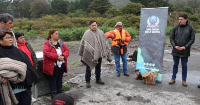 Municipio de San Juan de la Costa y comunidades indígenas instalan señalética del Espacio Costero Marino de Pueblos Originarios en La Barra del Río Bueno