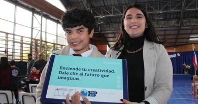 Junaeb fortalece la inclusión con la entrega de computadores a estudiantes con necesidades educativas especiales