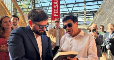 Rector Óscar Garrido presenta libro sobre universidades públicas en FILSA 2025