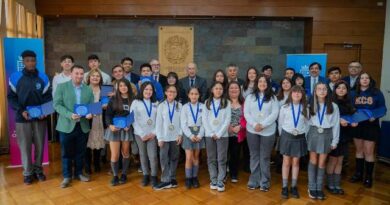 Municipio de Osorno premió a estudiantes y docentes destacados en educación extraescolar.