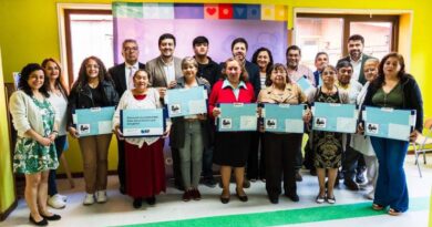 Estudiantes de Enseñanza para Jóvenes y Adultos recibieron Becas TIC de Junaeb