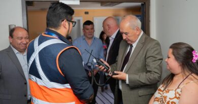 Municipio de Osorno recibió moderno teléfono portátil de Senapred para asegurar comunicación durante emergencias