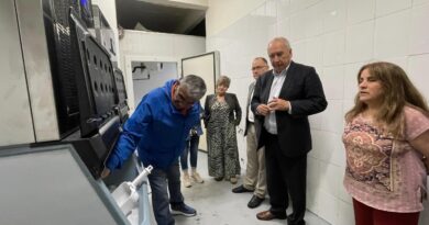 Municipio de Osorno instaló máquinas de hielo en Feria Libre de Rahue para que locatarios conserven sus productos