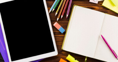 ¿Cuadernos en peligro de extinción? Chilenos consolidan la inclusión de artículos tecnológicos en las compras escolares