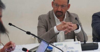 Consejero Francisco Reyes denuncia excesiva burocracia que mantiene estancadas las obras del Liceo Carmela Carvajal